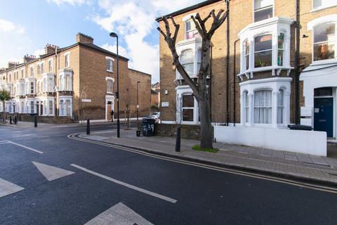 2 bedroom flat to rent, Kellett Road