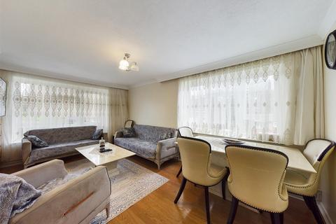 3 bedroom flat for sale, Walton Green, New Addington, Croydon