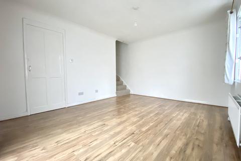 1 bedroom end of terrace house to rent, Houghton Close, Hampton TW12