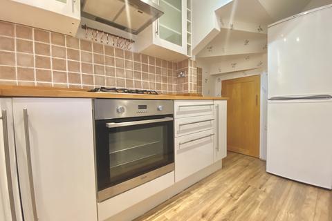 1 bedroom end of terrace house to rent, Houghton Close, Hampton TW12