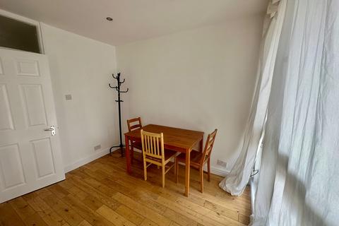 3 bedroom flat to rent, Willington Road, London SW9