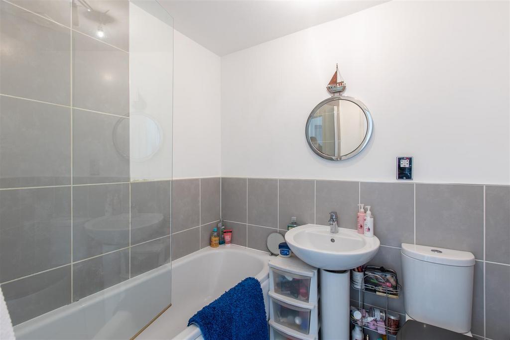 Woodlands Park 91 Bathroom.jpg