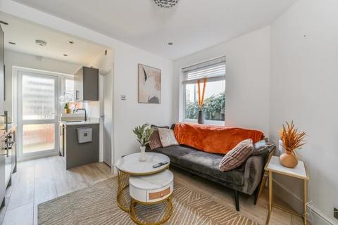 2 bedroom flat for sale, Dinton Road, London, SW19