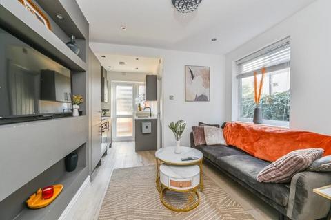 2 bedroom flat for sale, Dinton Road, London, SW19