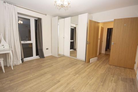 3 bedroom flat to rent, Colindale Avenue, London NW9