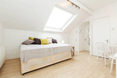 Studio to rent, London W10