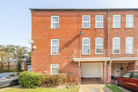 3 bedroom house to rent, Park Crescent, Twickenham TW2