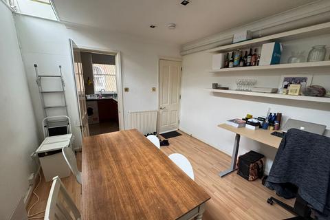 3 bedroom mews to rent, Elgin Mews North, London W9