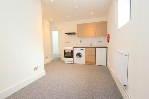 Studio to rent, Albany Road, Old Windsor SL4