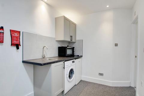 Studio to rent, Albany Road, Old Windsor SL4