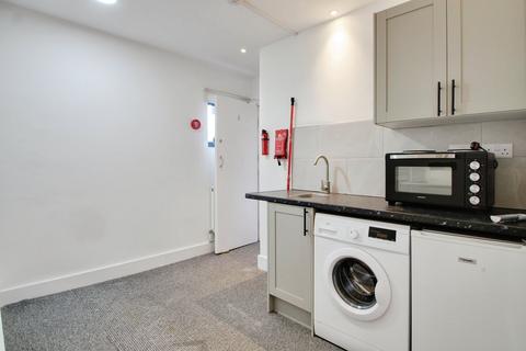 Studio to rent, Albany Road, Old Windsor SL4