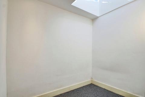 Studio to rent, Albany Road, Old Windsor SL4