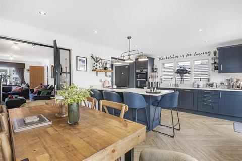 4 Worcester Close, Istead Rise, Gravesend, DA13 9LB
