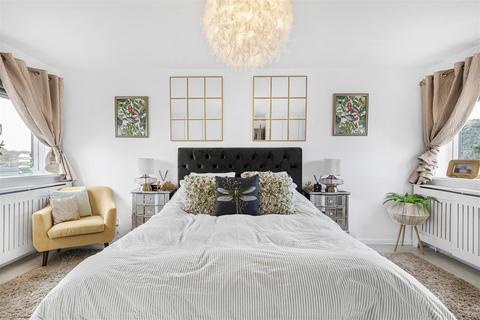 4 Worcester Close, Istead Rise, Gravesend, DA13 9LB