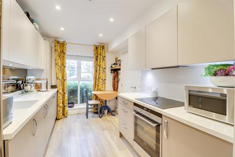 14 Brookside Crescent, Westcliff-on-sea, SS0 0EL