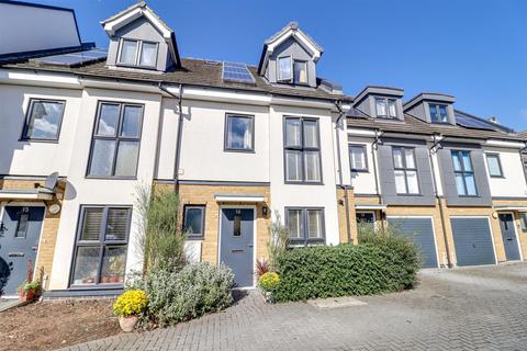 14 Brookside Crescent, Westcliff-on-sea, SS0 0EL