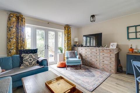 14 Brookside Crescent, Westcliff-on-sea, SS0 0EL