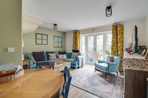 14 Brookside Crescent, Westcliff-on-sea, SS0 0EL