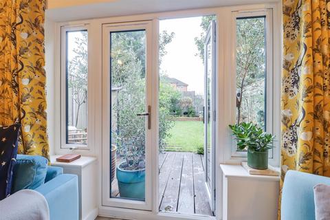 14 Brookside Crescent, Westcliff-on-sea, SS0 0EL