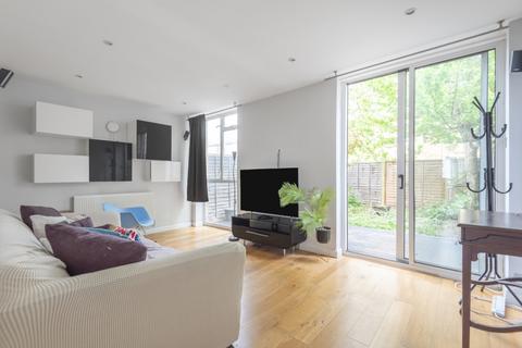 3 bedroom house to rent, Evesham Way London SW11