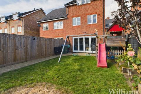 3 bedroom end of terrace house to rent, Pershore Way, Aylesbury HP18