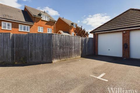 3 bedroom end of terrace house to rent, Pershore Way, Aylesbury HP18