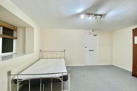 Studio to rent, Aylsham Drive, Ickenham, Uxbridge, UB10 8UH