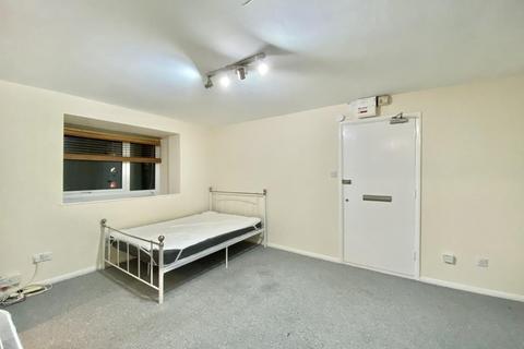 Studio to rent, Aylsham Drive, Ickenham, Uxbridge, UB10 8UH