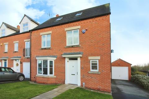 4 bedroom townhouse for sale, Moorland Way, Leeds LS25