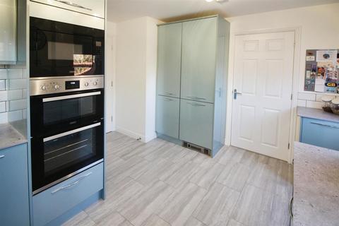 4 bedroom townhouse for sale, Moorland Way, Leeds LS25