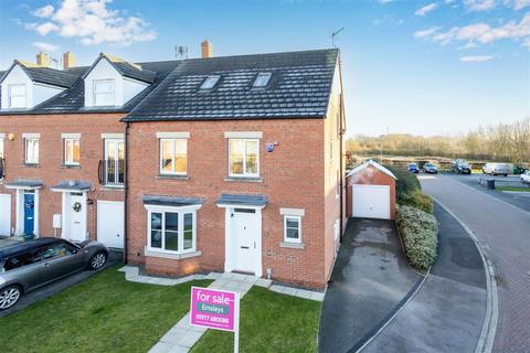 4 bedroom townhouse for sale, Moorland Way, Leeds LS25