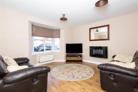 4 bedroom townhouse for sale, Moorland Way, Leeds LS25