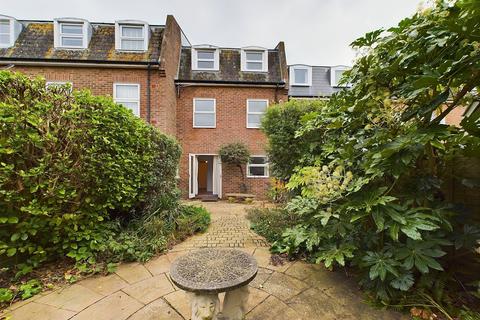 4 bedroom house to rent, Marine Court, Southsea, PO4