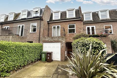 4 bedroom house to rent, Marine Court, Southsea, PO4