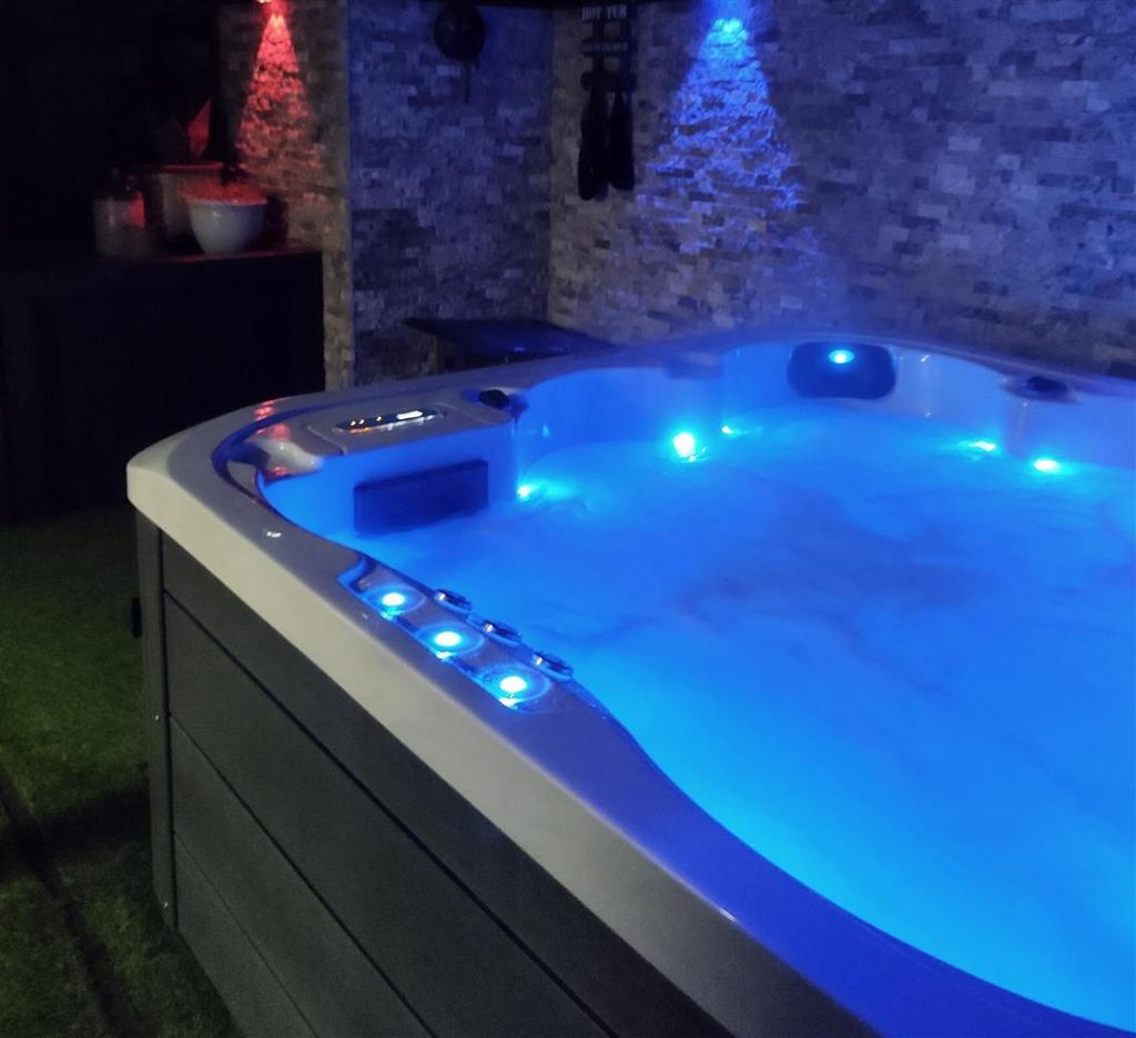 Hot tub 5a.jpg