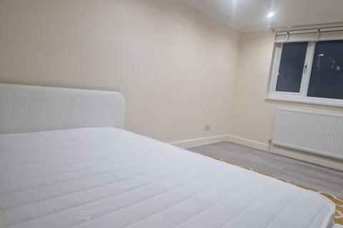 2 bedroom house share to rent, London, IG6