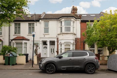 3 bedroom flat for sale, St. Johns Road, London E17