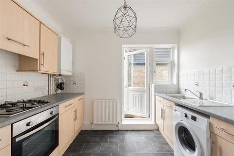 3 bedroom flat for sale, St. Johns Road, London E17