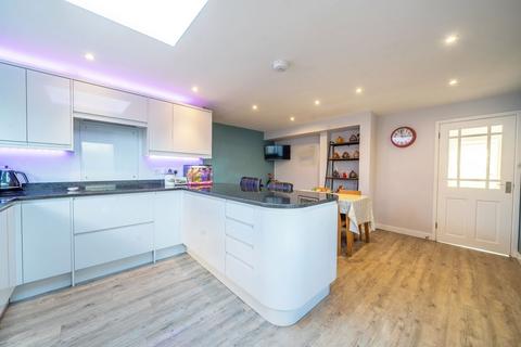 4 bedroom end of terrace house for sale, Western Way, Basingstoke