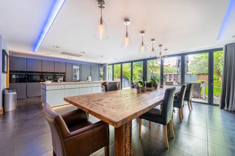 5 bedroom house to rent, Salmon Street, Kingsbury, London, NW9