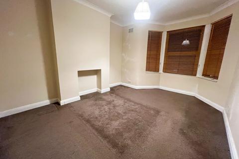 4 bedroom semi-detached house to rent, Wards Road, Ilford, IG2