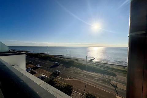 2 bedroom penthouse to rent, Crowstone Avenue, Westcliff-On-Sea