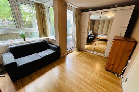 1 bedroom in a house share to rent, Teviot Street, London E14