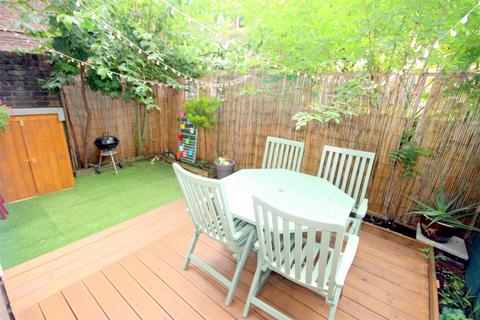 1 bedroom in a house share to rent, Teviot Street, London E14