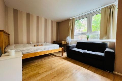 1 bedroom in a house share to rent, Teviot Street, London E14