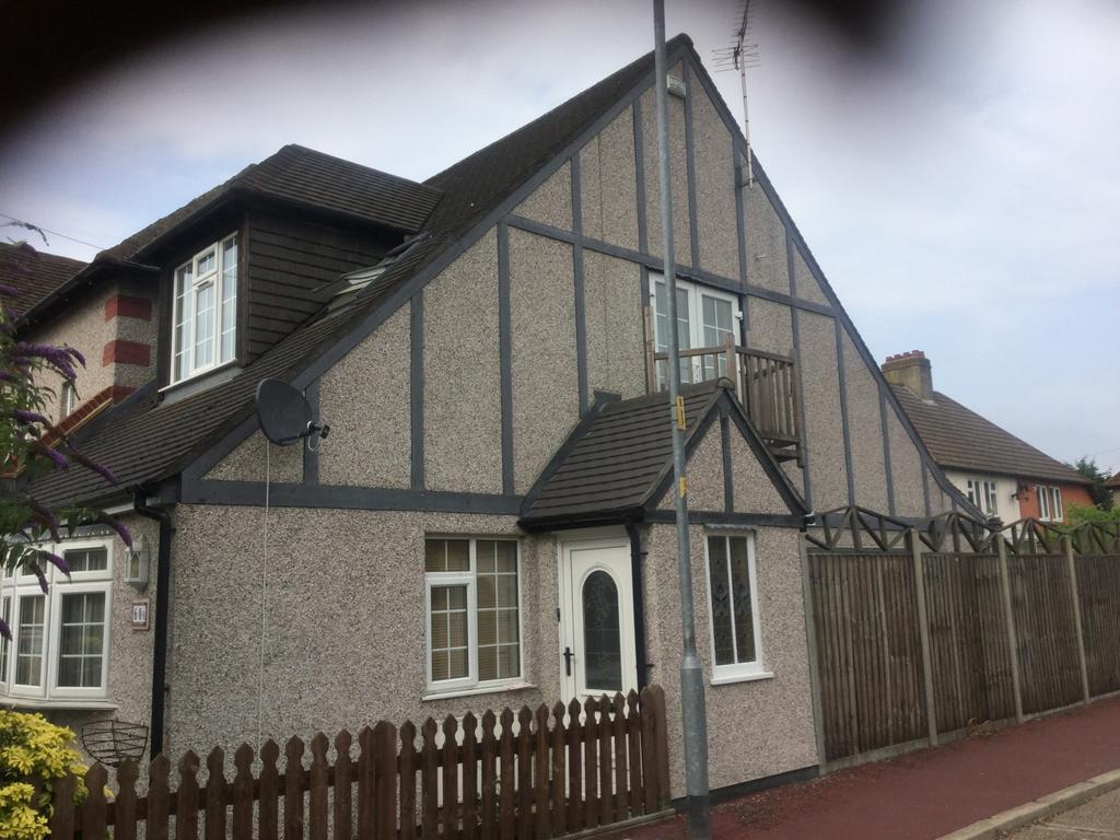 2 Bedroom House To Let   East Road, Chadwell Heat