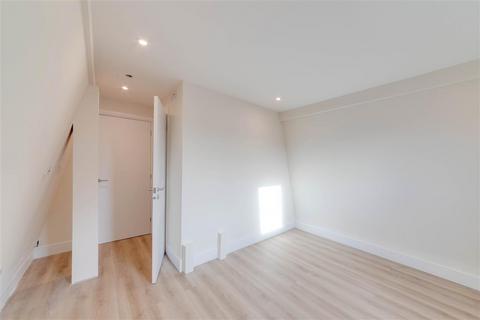 Studio to rent, Bond Road, London