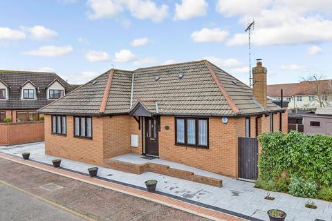 3 bedroom detached bungalow for sale, Farm View, Rayleigh, Essex