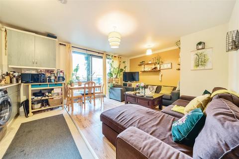 2 bedroom flat for sale, Victoria Road, London