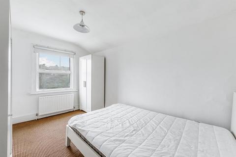 3 bedroom house to rent, Macfarlane Road, London